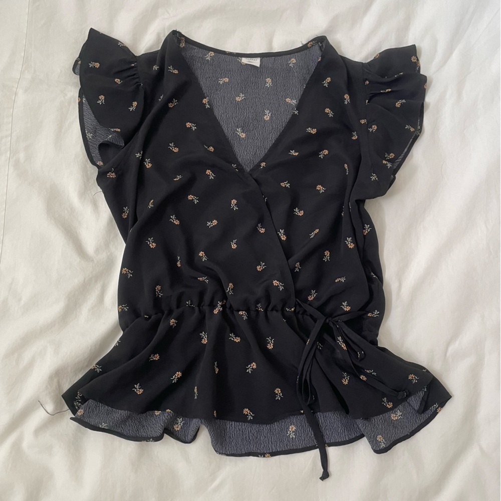 Melrose and Market Tie Waist Ruffle Sleeve Top In Black Dahlia Print
